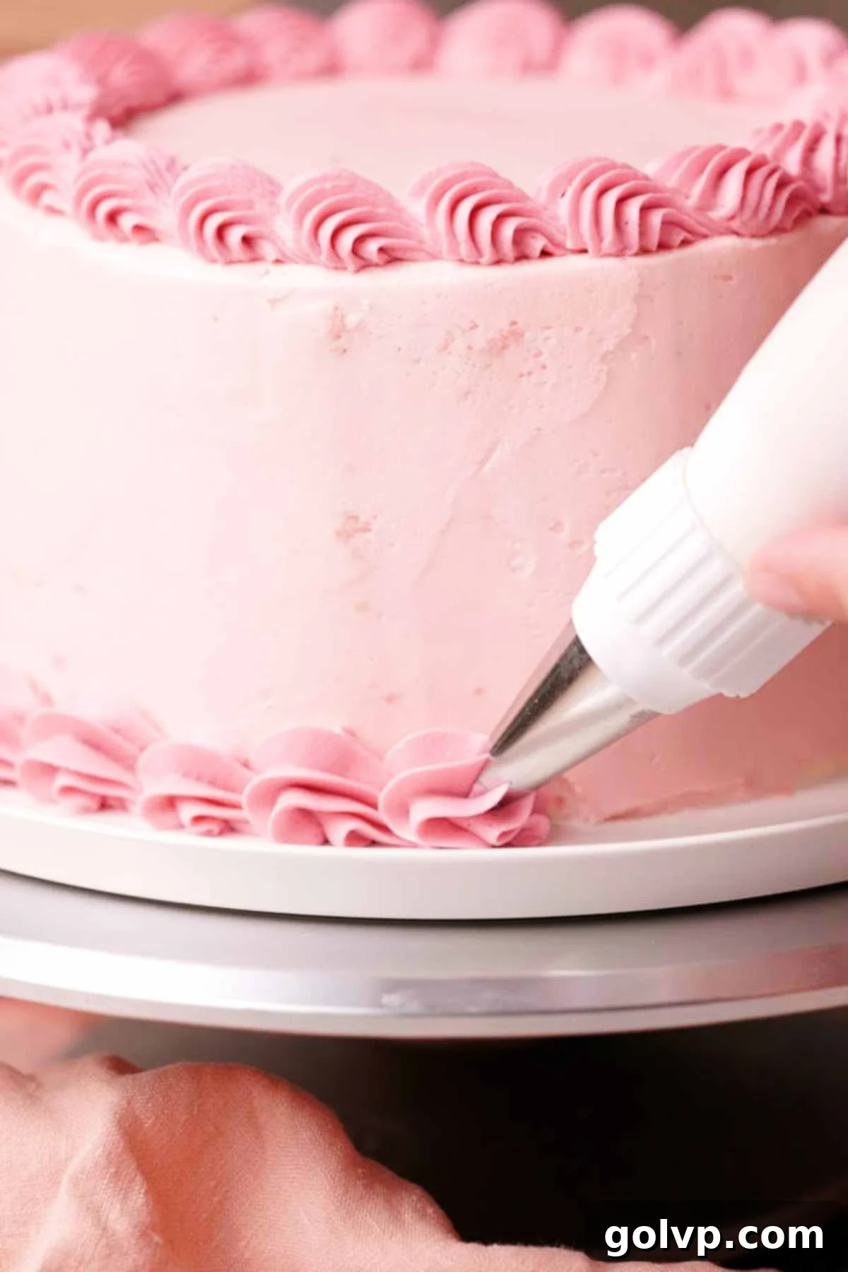 piping bottom border on pink velvet cake
