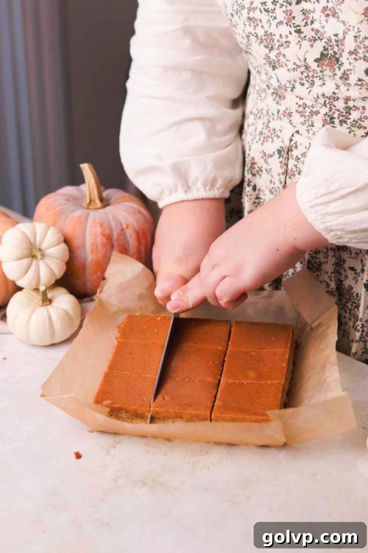 cutting pumpkin pie bars into squares