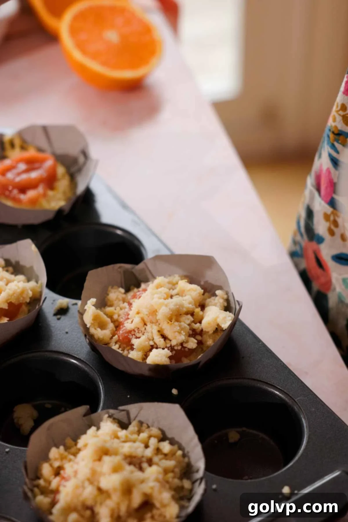 topping rhubarb muffins with crumble